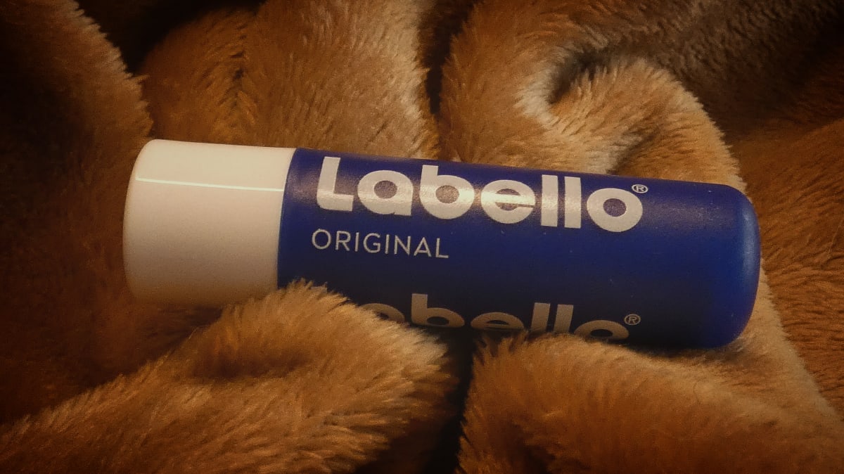 Labello - Lippenbalsem Classic - Lipverzorging - Lipbalm - Droge lippen - 24 uurs werking - Dames - Meisjes - Kunststof - blauw - review image