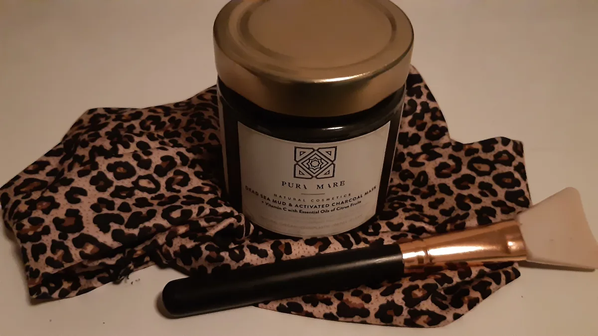 Dead Sea Mud & Activated Charcoal Mask + Vitamin C - review image