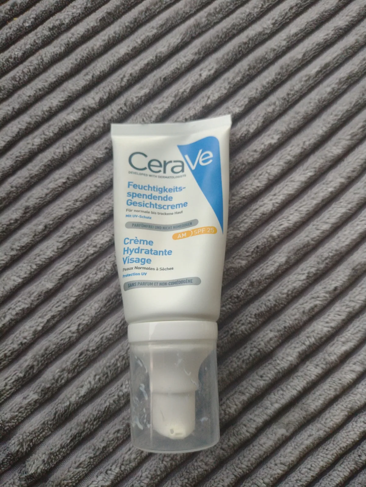 CeraVe - Hydraterende Gezichtscrème SPF25 - voor normale tot droge huid- 52ml - review image