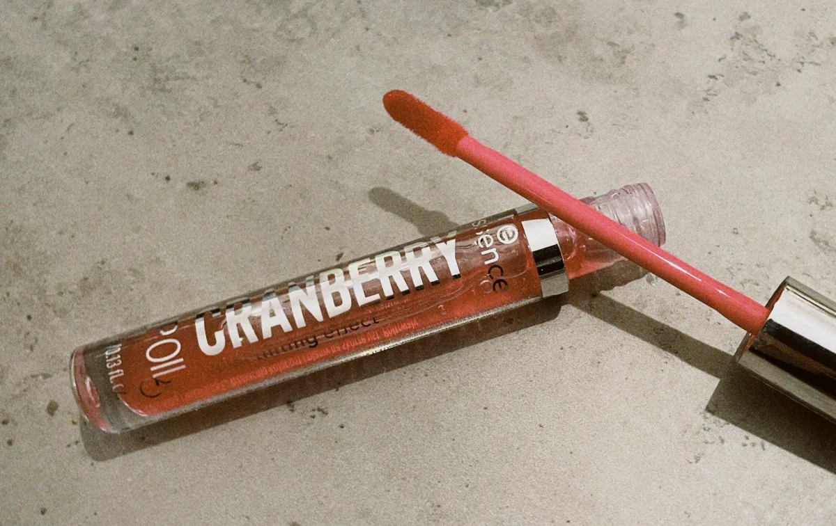 01 Cranberry Lip Oil - review image