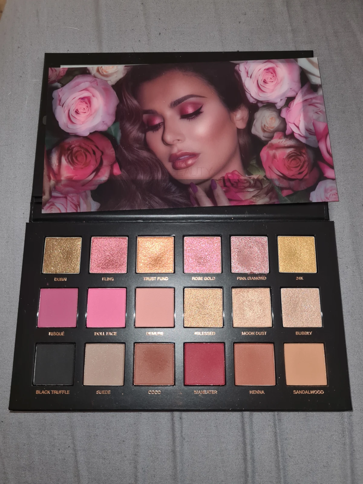 Textured Shadows Palette - Rose Gold Edition - review image