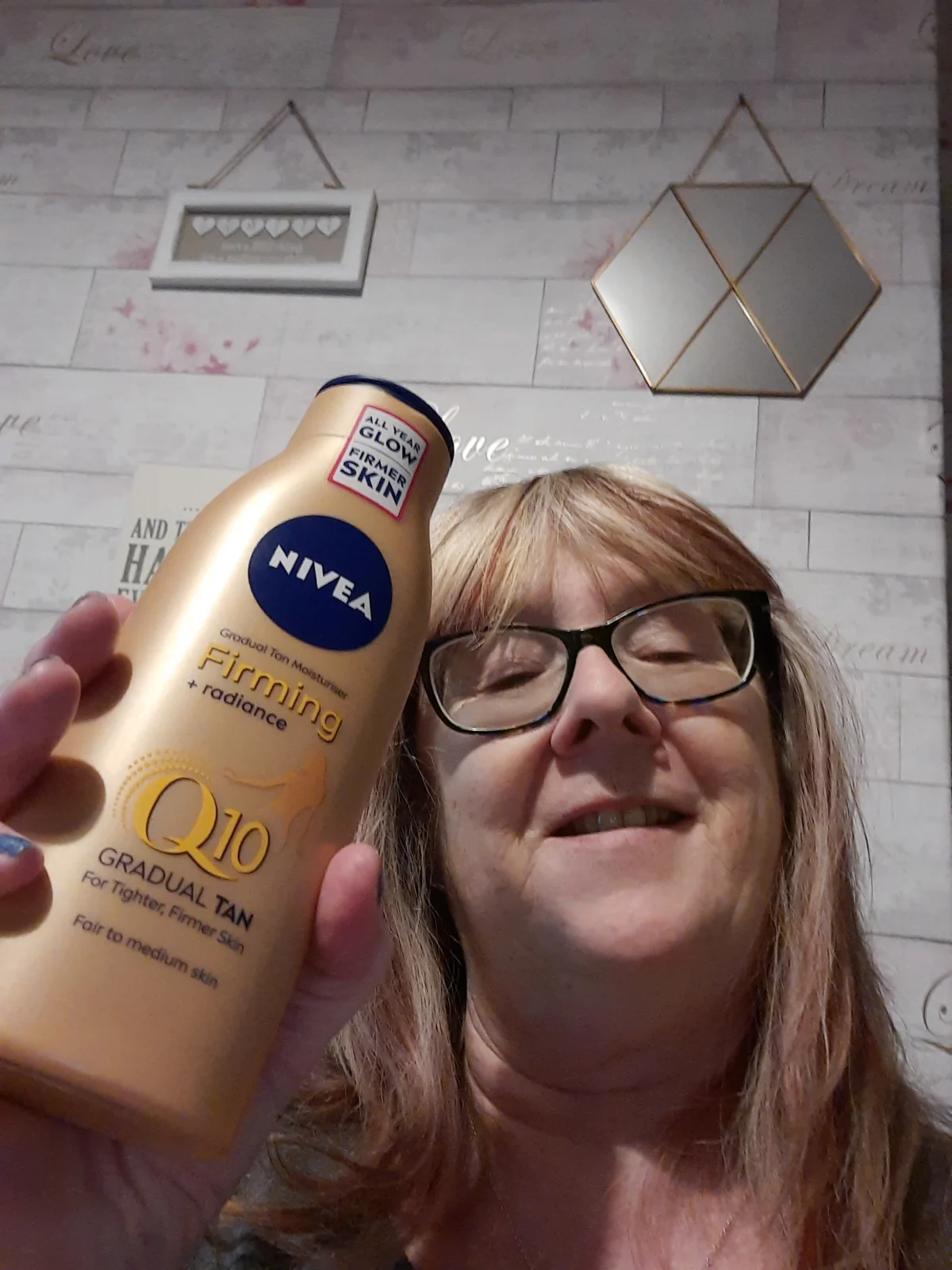 NIVEA Q10 Firming + Bronze Body Lotion - Stevigere Huid en Natuurlijk Gebruinde Look - Hydrateert Intensief - Bodylotion - 400 ml - review image