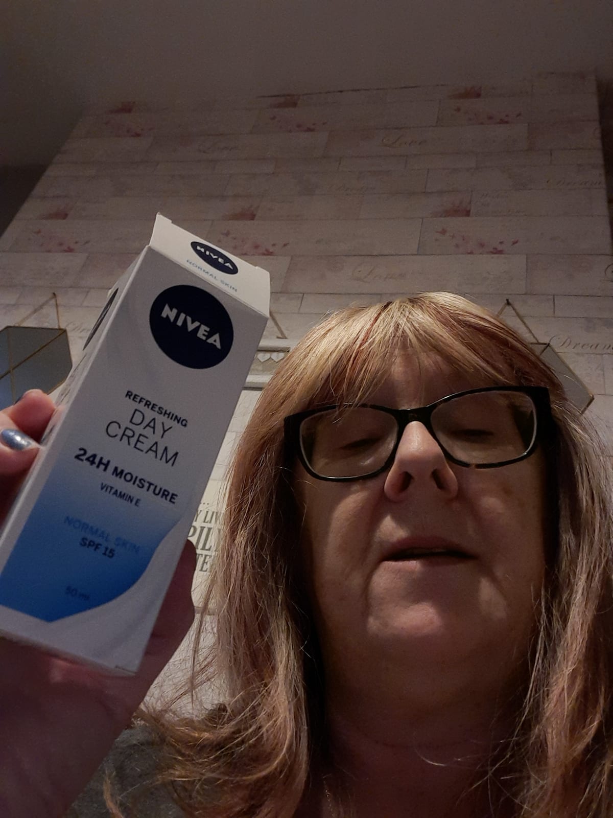 NIVEA Essentials BB Cream 6 in 1 Egaliserende Dagcrème Light - SPF10 - 50 ml - review image