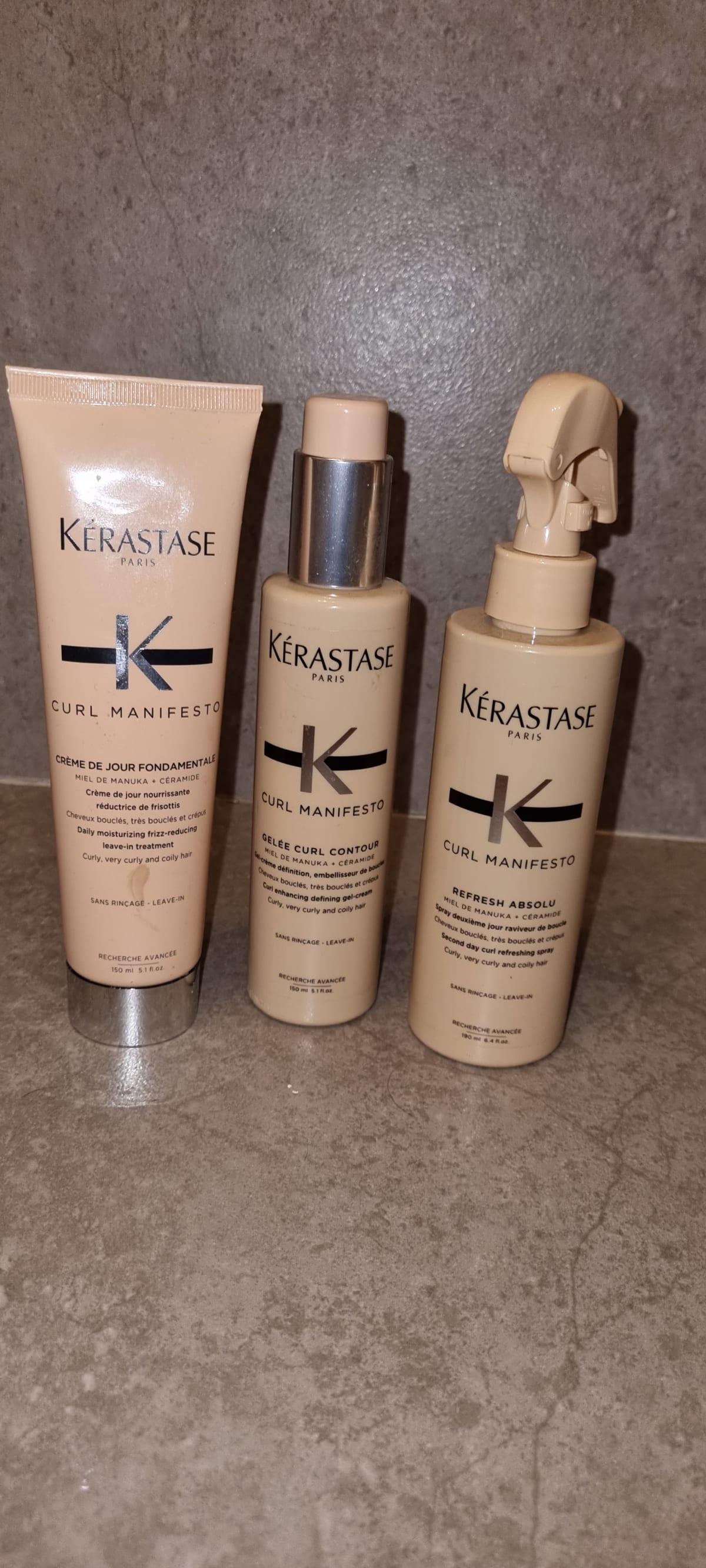 Kerastase Curl Manifesto Krullend haar styling pakket - Krultype 3 / 4 -  Crème De Jour - Leave-in Conditioner 150 ml - Huile Sublime Repair Haarolie 50ml - Refresh Absolu Krulverfrissende Spray 190ml- - review image