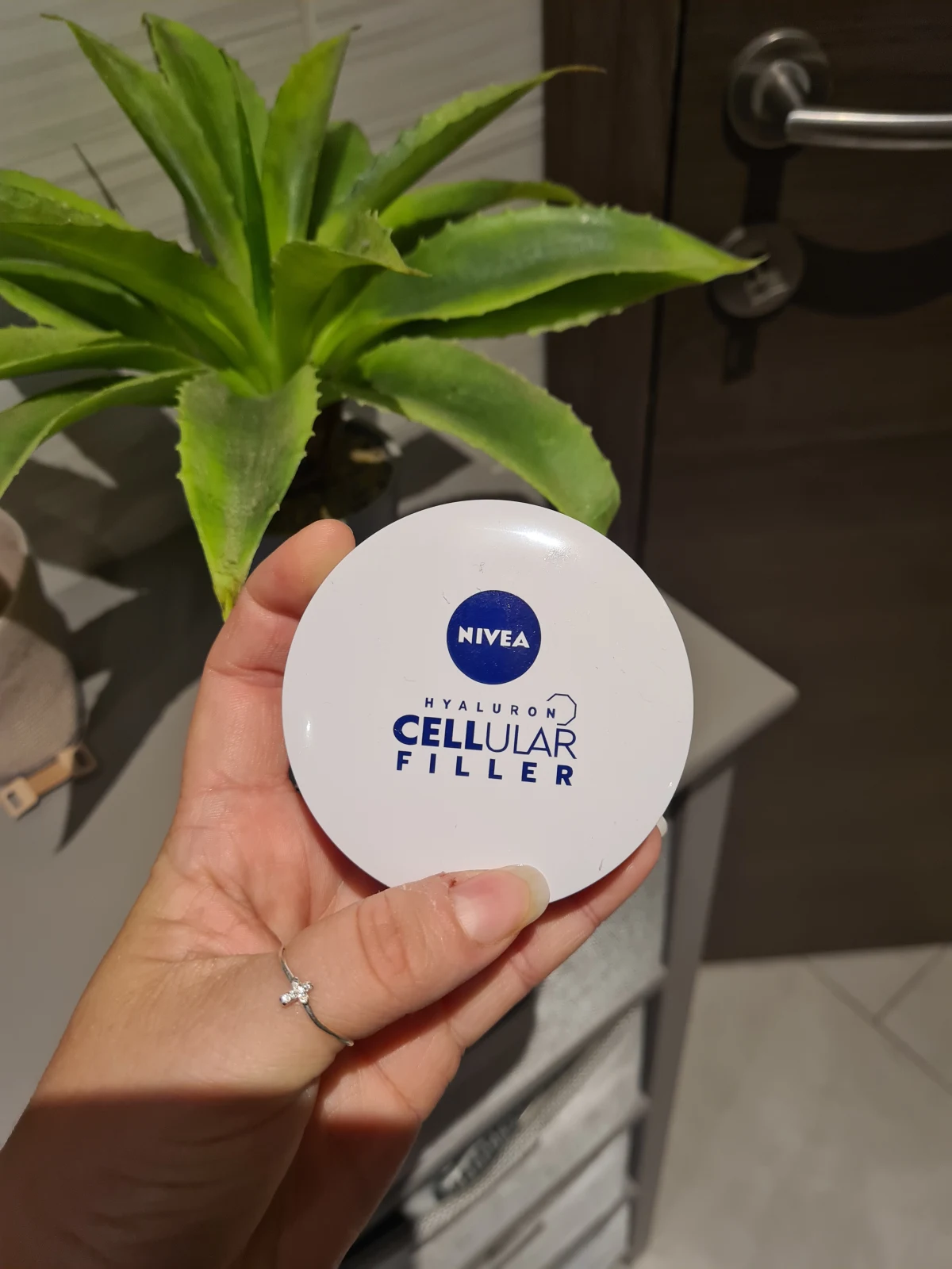 NIVEA Hyaluronzuur Cellular Filler 3in1 Care Cushion Light - Foundation - SPF 15 - Met hyaluronzuur en collageen - Gezichtsverzorging - 15 gr. - review image