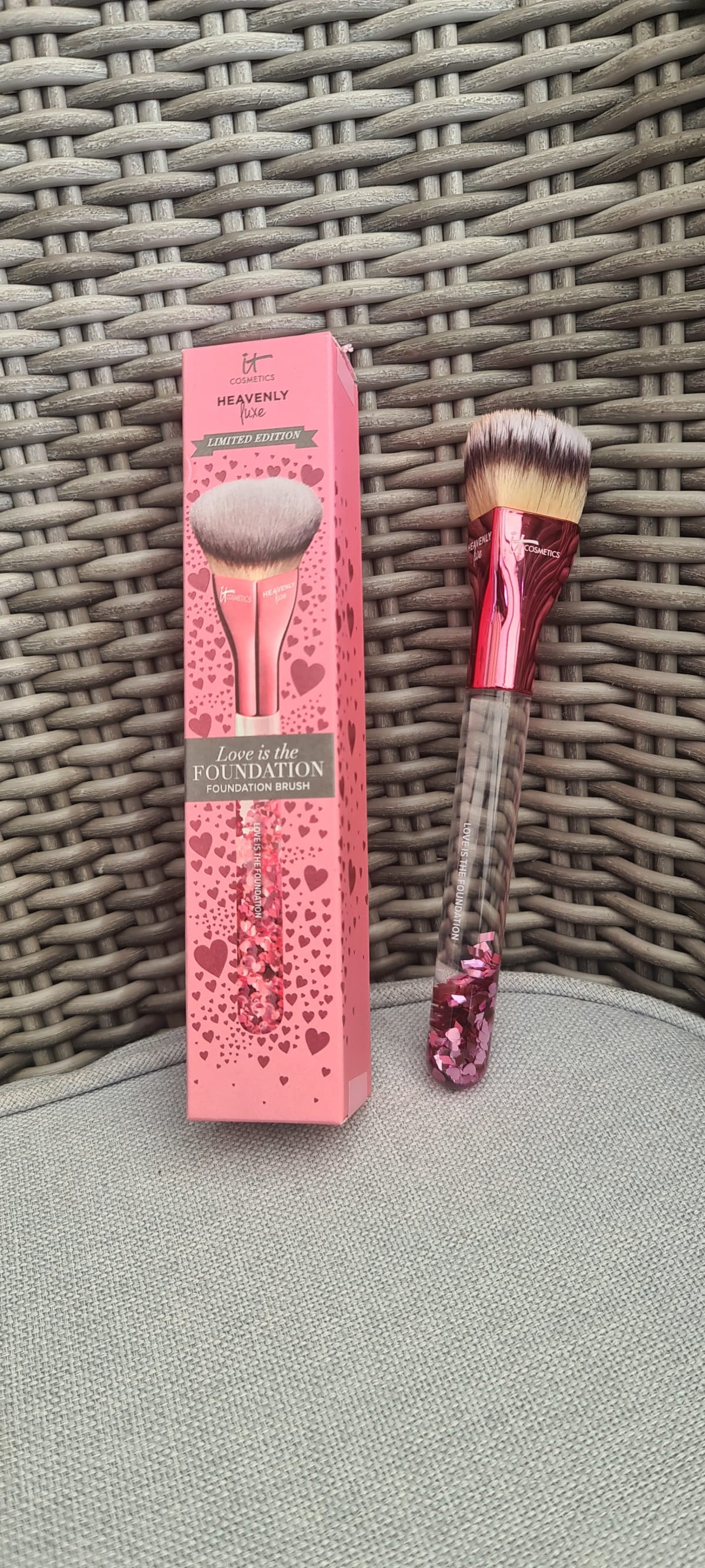 It Cosmetics Heavenly Luxe It Cosmetics - Heavenly Luxe Love Is The Foundation Brush - review image