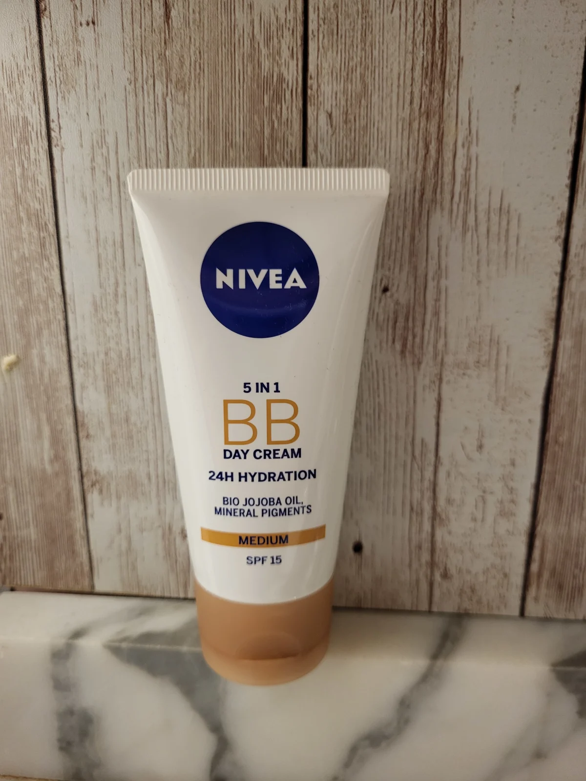 NIVEA Essentials BB Cream 6 in 1 Egaliserende Dagcrème Light - SPF10 - 50 ml - review image