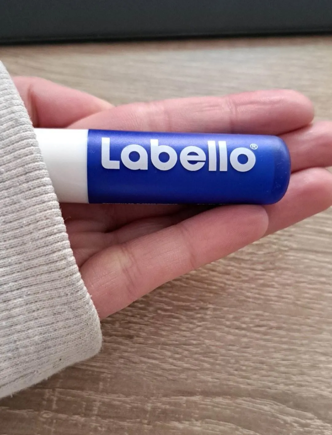 Labello - Lippenbalsem Classic - Lipverzorging - Lipbalm - Droge lippen - 24 uurs werking - Dames - Meisjes - Kunststof - blauw - review image