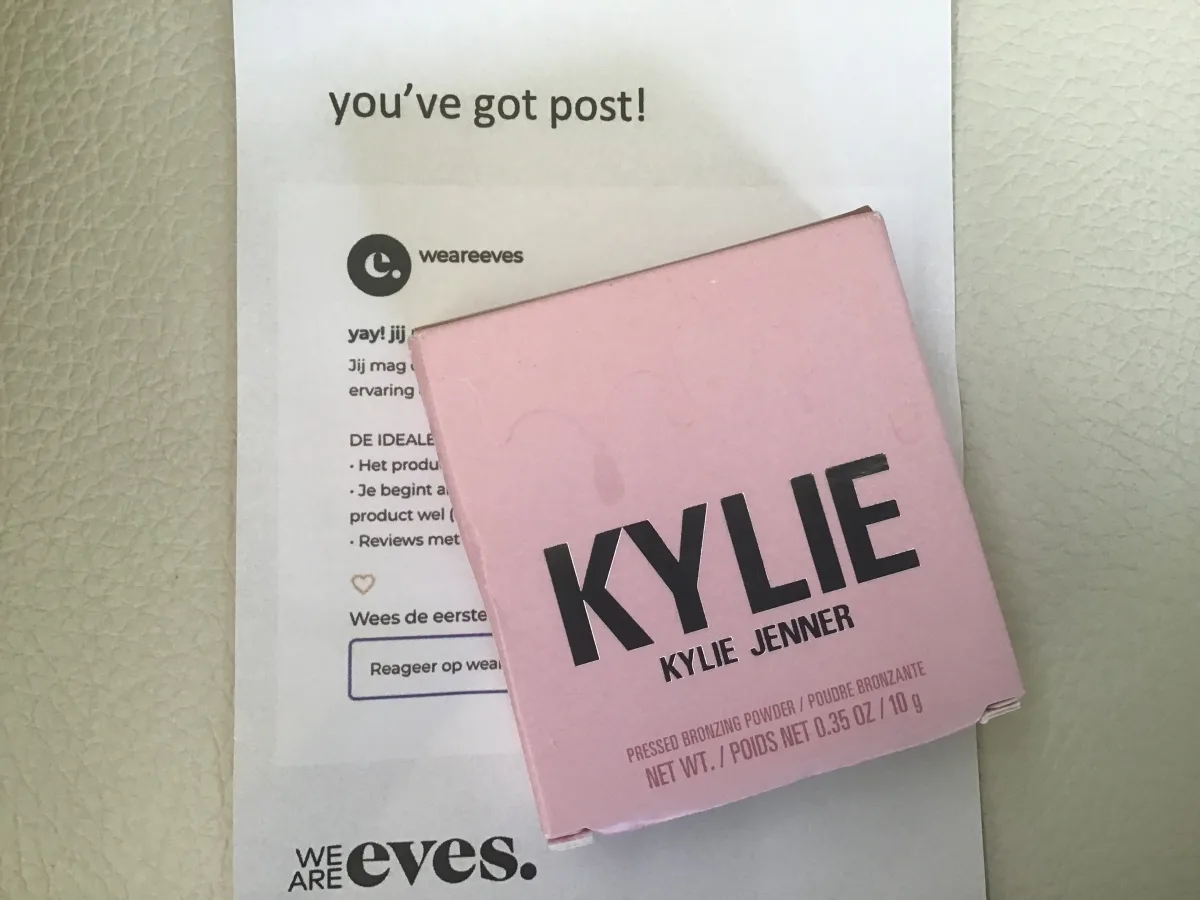 Kylie Pressed Bronzing Powder - review image