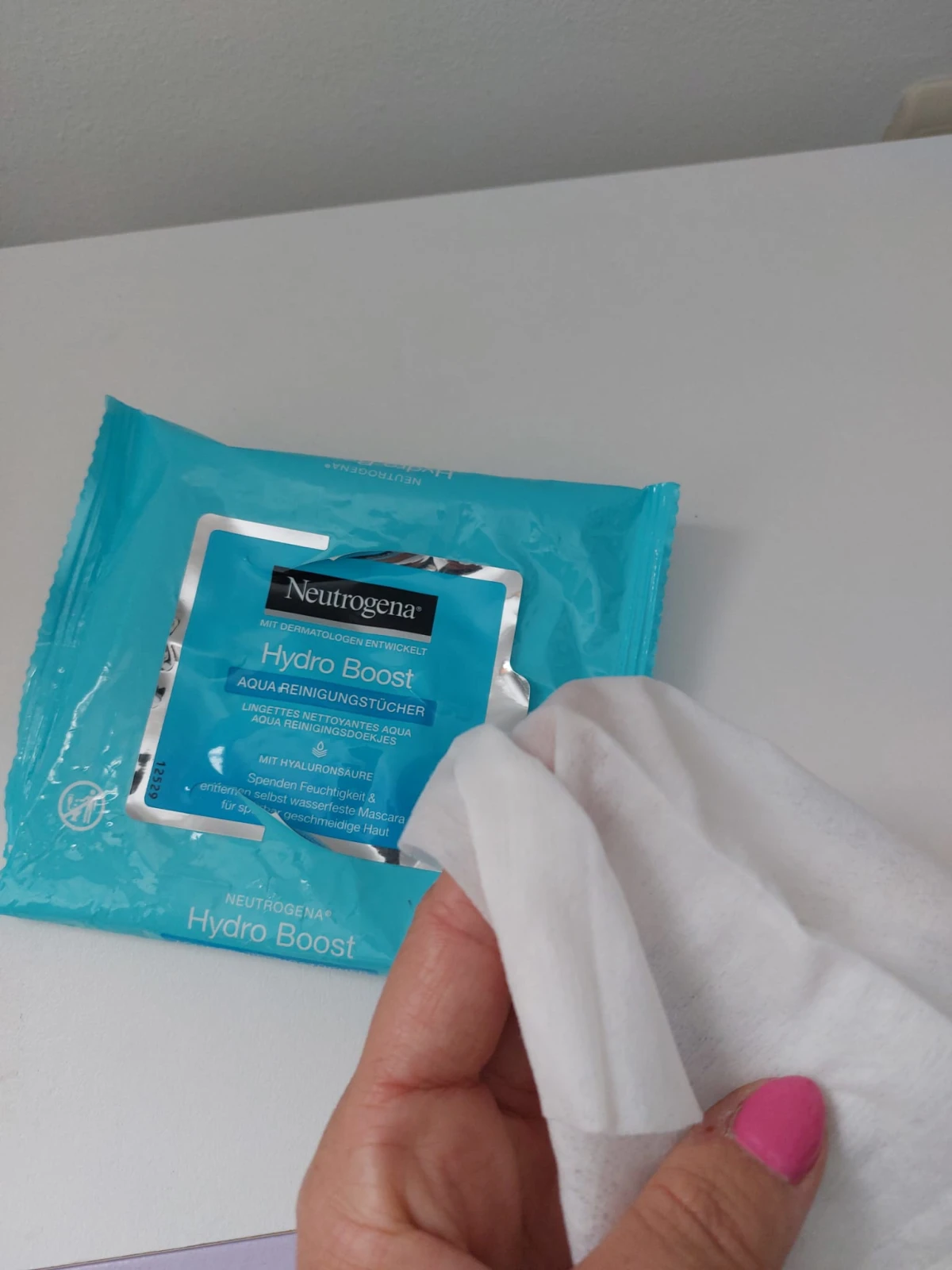 Neutrogena Hydro Boost Wipes 25pcs - review image