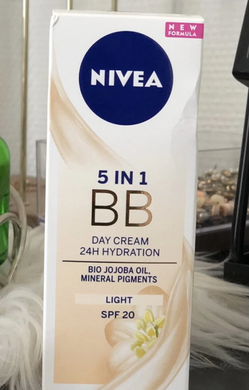 NIVEA Essentials BB Cream 6 in 1 Egaliserende Dagcrème Light - SPF10 - 50 ml - review image