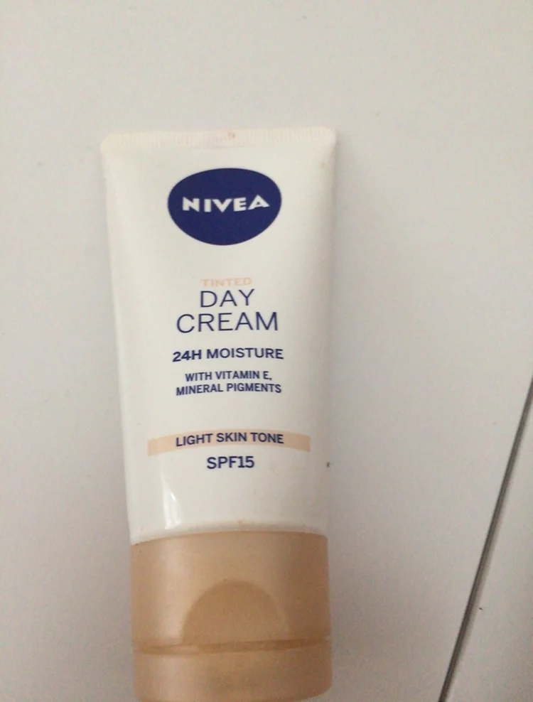 NIVEA Essentials BB Cream 6 in 1 Egaliserende Dagcrème Light - SPF10 - 50 ml - review image