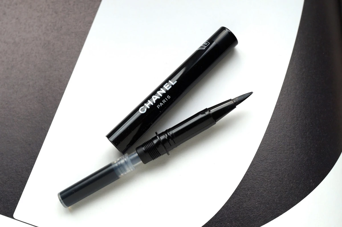 Chanel Signature Intense Longwear Eyeliner Pen - review image