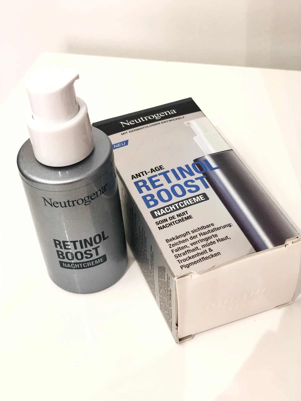 Neutrogena® Anti-Ageing Retinol Boost + intensieve nachtserum met zuivere Retinol, parfumvrij, 30 ml - review image