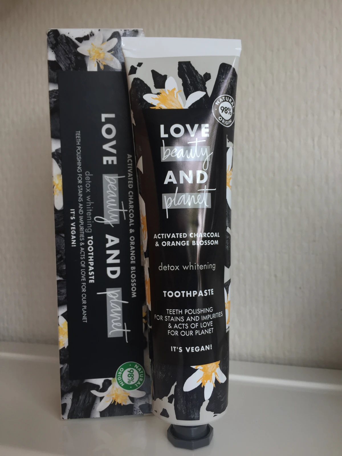 Activated Charcoal & Orange Blossom Detox Whitening Tandpasta - review image