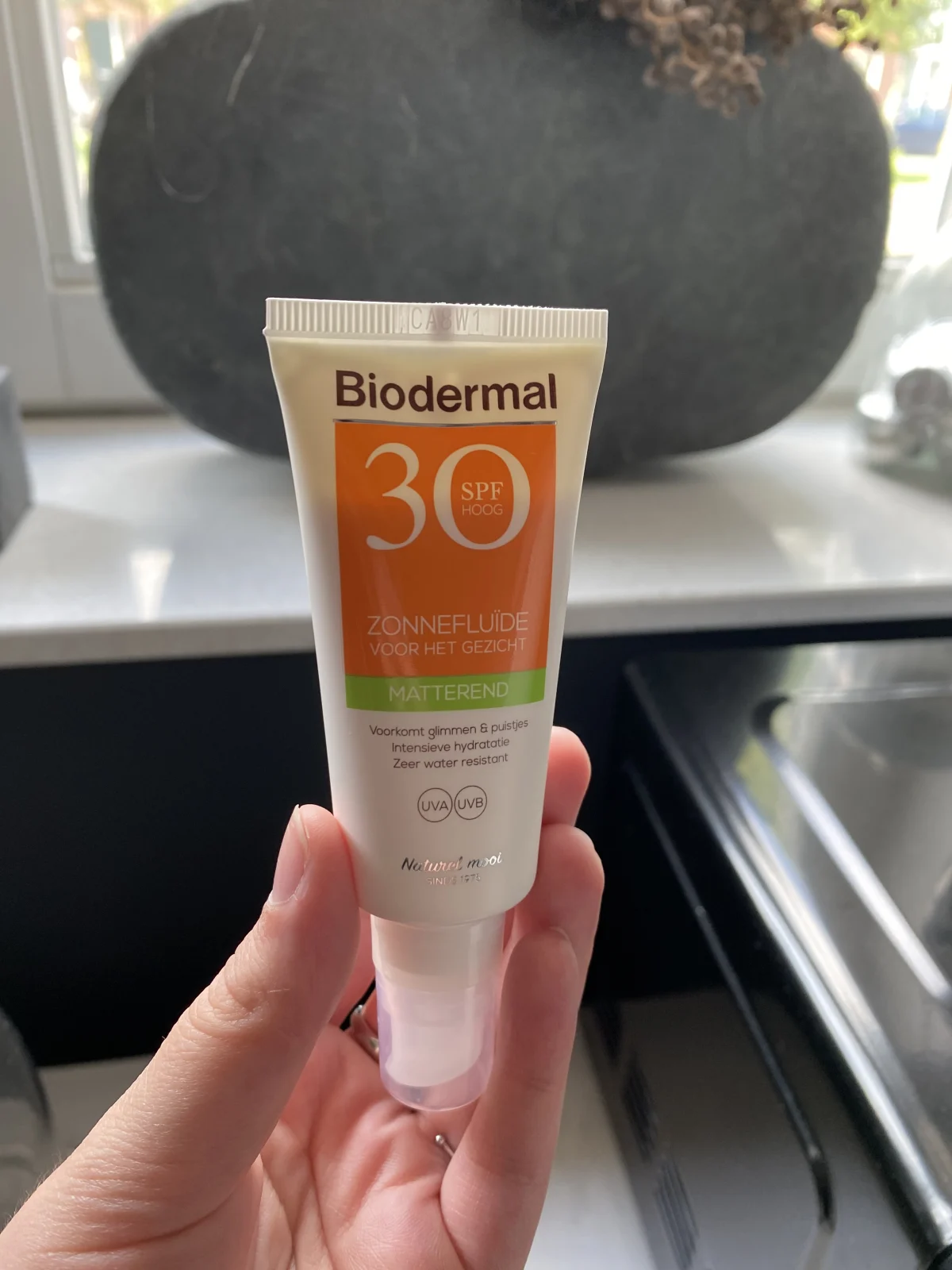 Biodermal Zonnebrand -  Matterende Zonnefluïde voor het gezicht SPF 30 - 40ml - Voorkomt glimmen en puistjes - review image