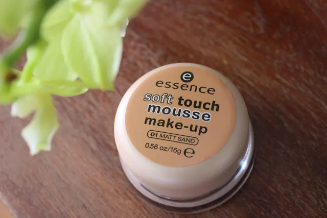 Essence - Foundation- 01 Matt Sand - Soft Touch Mousse Make-Up - review image