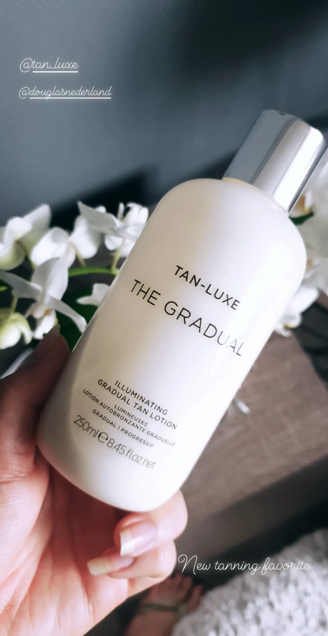 TAN-LUXE The Gradual Illuminating Gradual Tan Lotion Light - review image