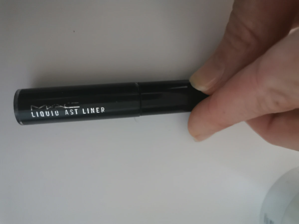 Liquidlast Eyeliner | waterproof eyeliner - review image