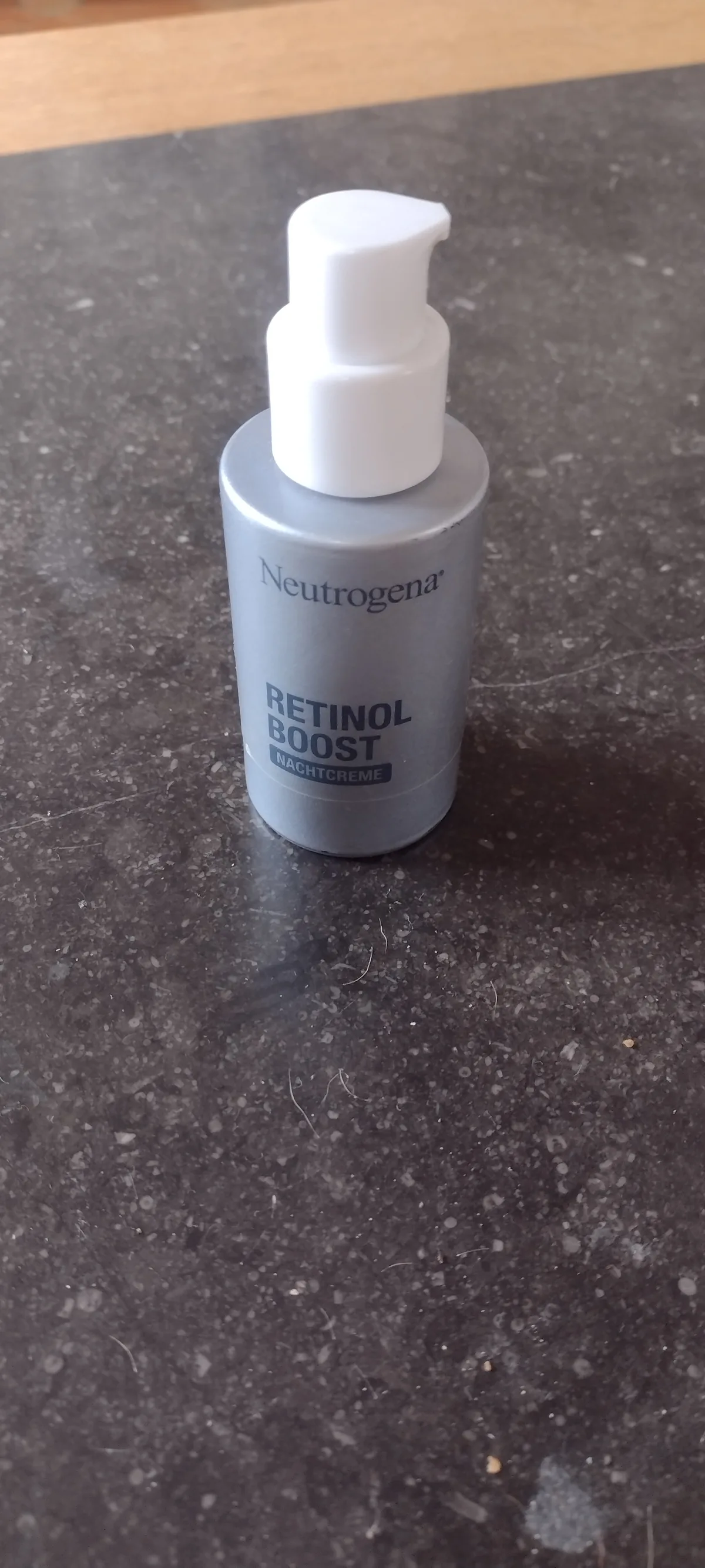 Neutrogena® Anti-Ageing Retinol Boost + intensieve nachtserum met zuivere Retinol, parfumvrij, 30 ml - review image