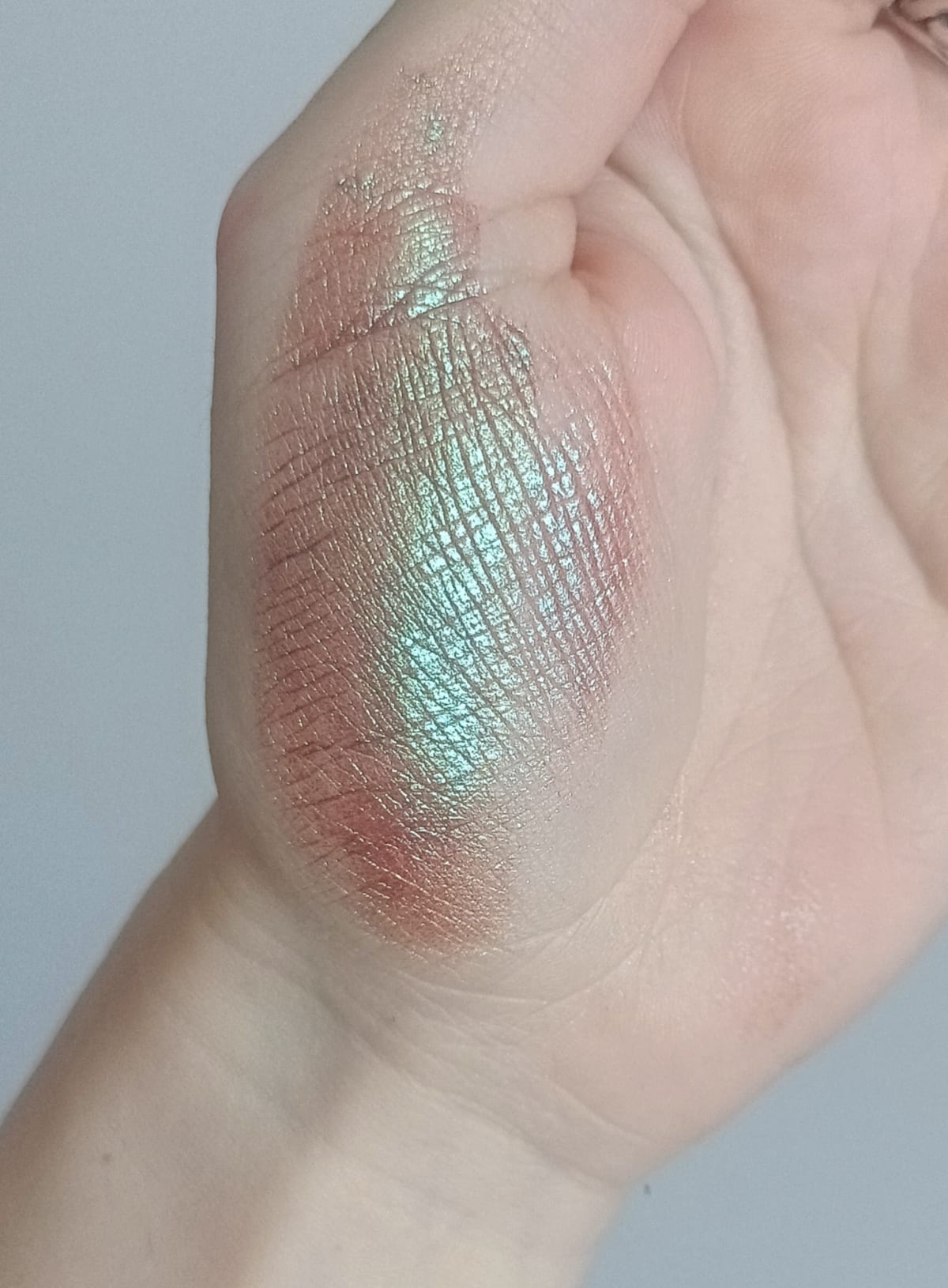 Earthling Sparkling Multichrome Loose Eyeshadow - review image