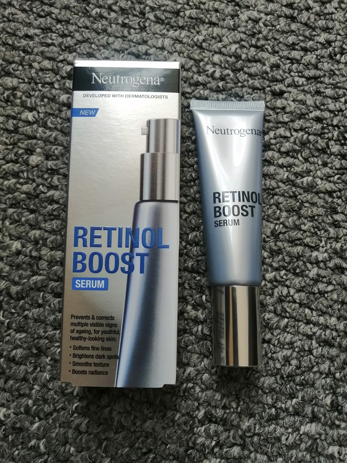 Neutrogena Retinol Boost Serum (30 ml), anti-veroudering gezichtsserum met Retinol, mirtebladextract en hyaluronzuur, gezichtsverzorgingsserum voor een jongere en gezond ogende huid - review image