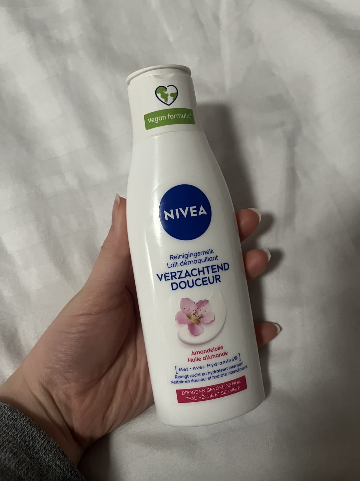 NIVEA Essentials Verzachtende Reinigingsmelk - Reinigingsmelk - Droge en gevoelige huid - Amandelolie - Hydramine - Gezicht Wassen - 200 ml - review image