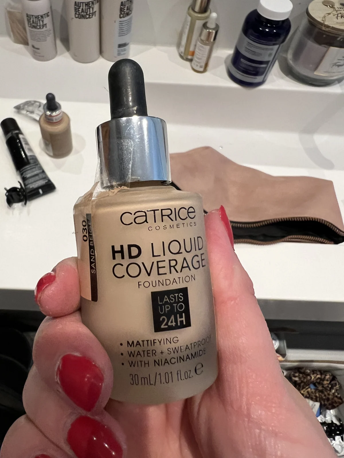 HD 040 Warm Beige Liquid Coverage Foundation - review image