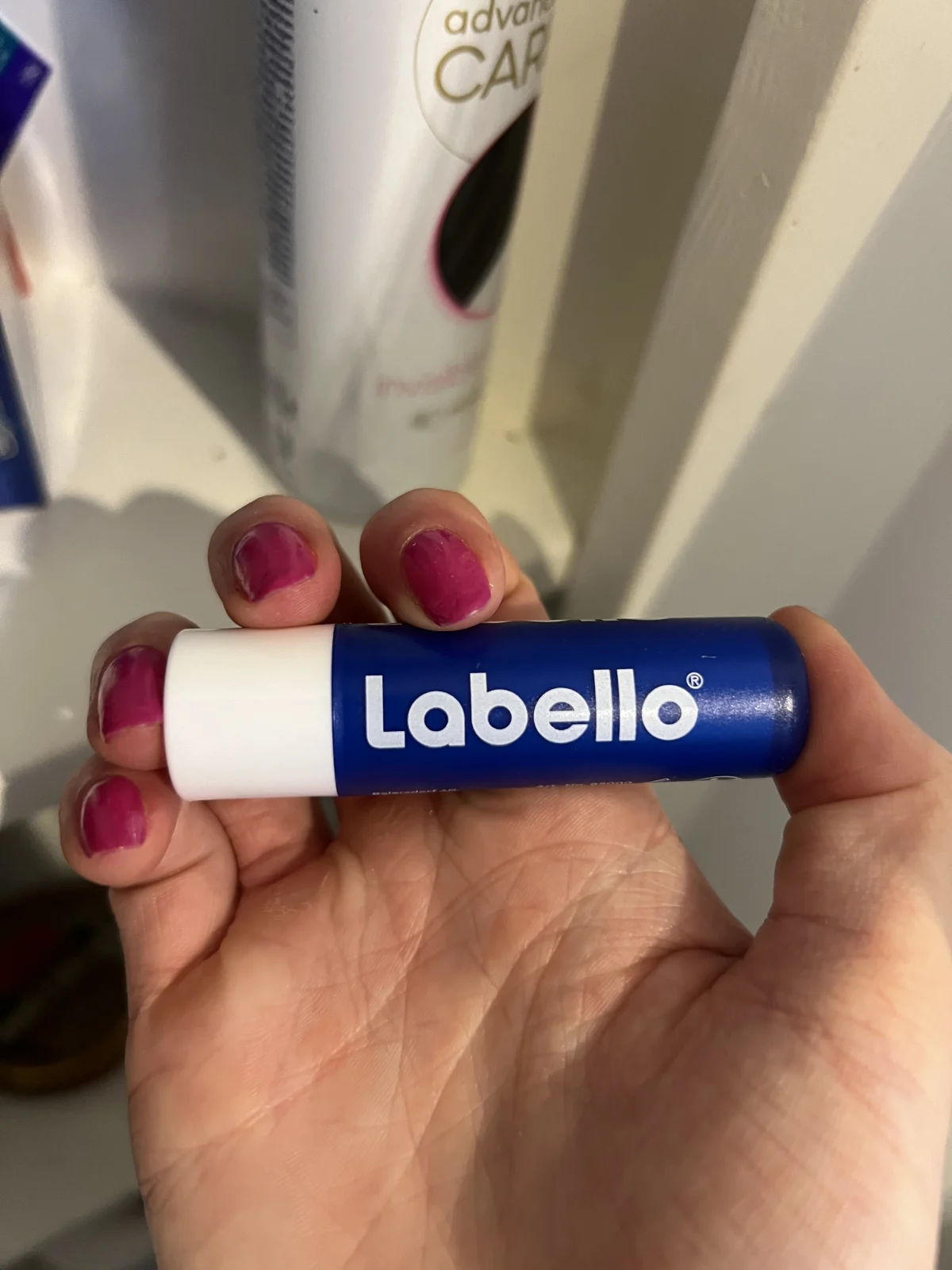 Labello - Lippenbalsem Classic - Lipverzorging - Lipbalm - Droge lippen - 24 uurs werking - Dames - Meisjes - Kunststof - blauw - review image