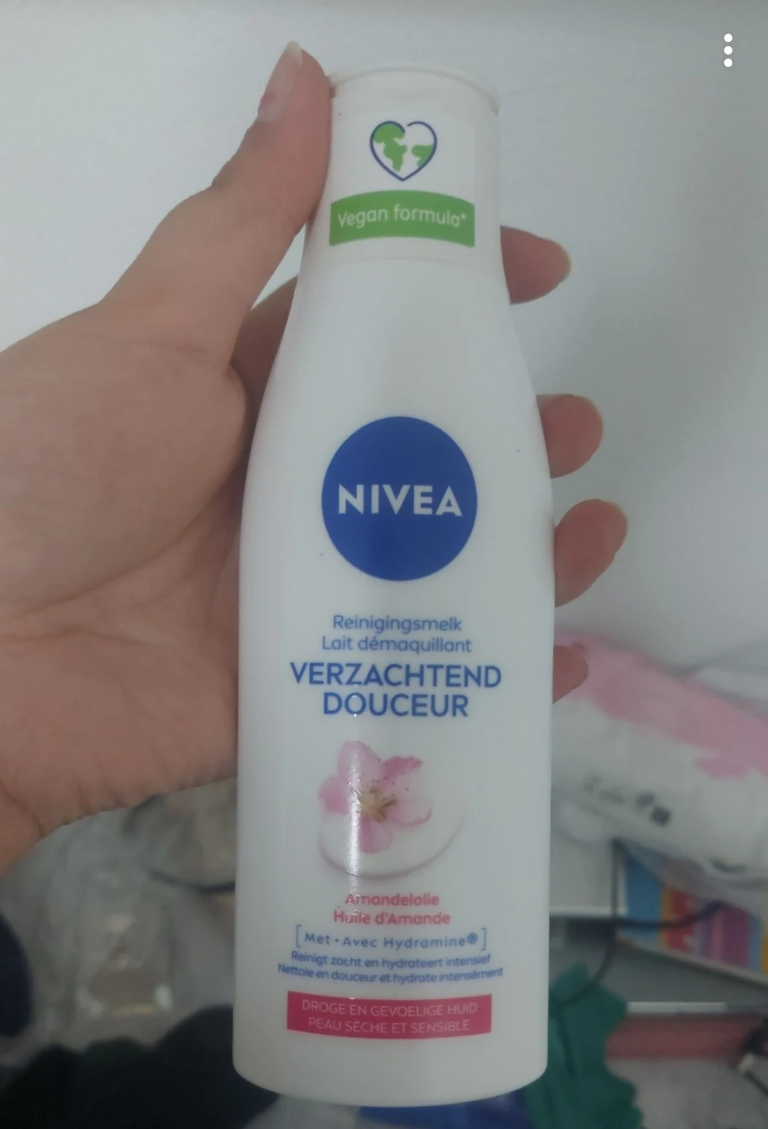 NIVEA Essentials Verzachtende Reinigingsmelk - Reinigingsmelk - Droge en gevoelige huid - Amandelolie - Hydramine - Gezicht Wassen - 200 ml - review image