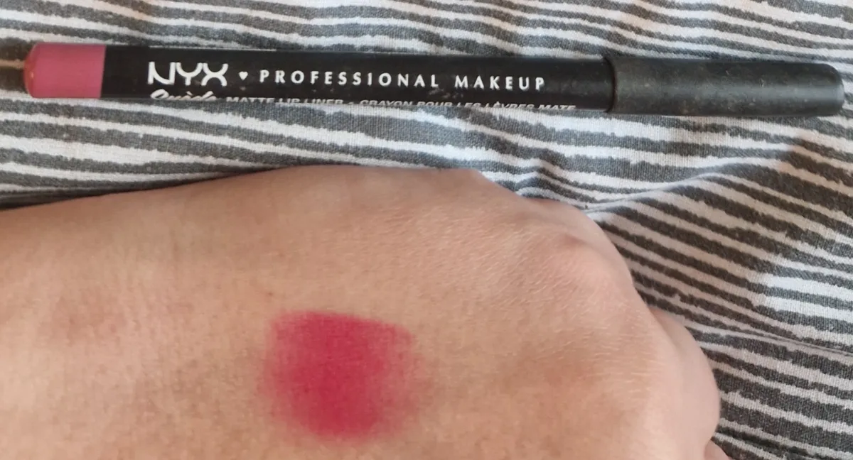 NYX Professional Makeup Suede Matte Lip Liner  - SMLL03 Cherry Skies - Lippenpotlood - 1 gr - review image