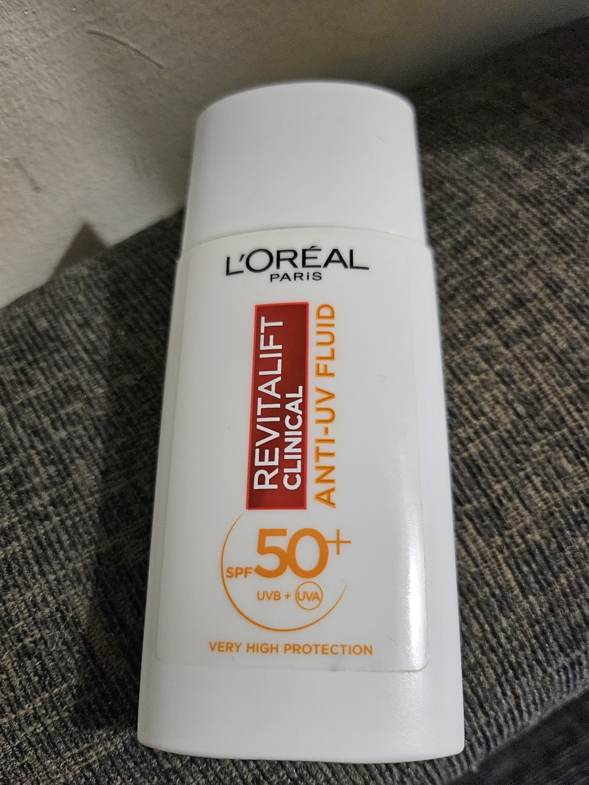 2x L'Oréal Revitalift Clinical Anti-UV Fluid SPF 50 met Vitamine C 50 ml - review image