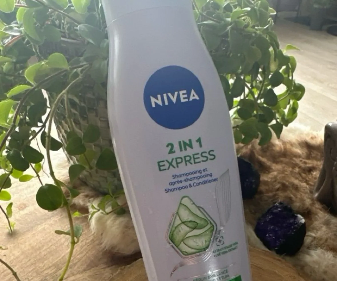 NIVEA 2-in-1 Express Shampoo & Conditioner - Shine serum - Met aloë vera - Voordeelverpakking 6 x 250 ml - review image