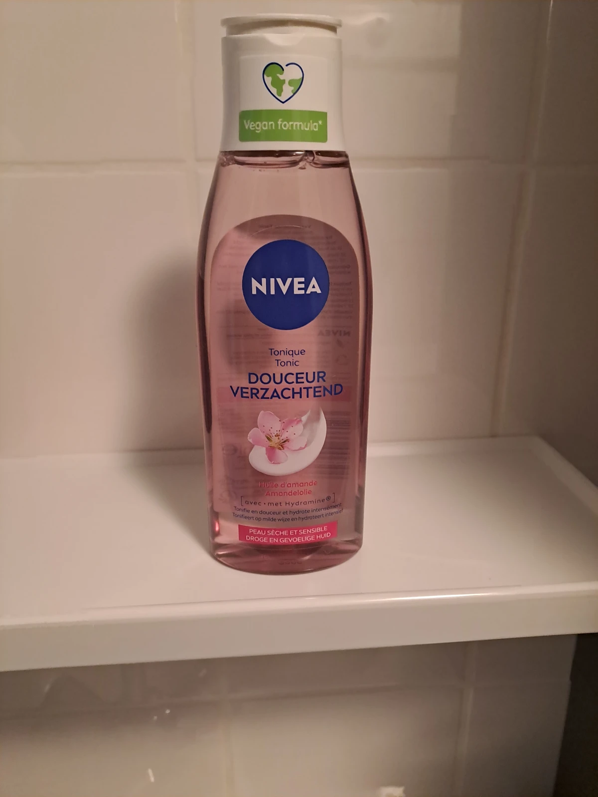 NIVEA Essentials Verzachtende Tonic - Reinigingstonic - Gezichtsreiniging Droge en gevoelige huid - Amandelolie en Hydramine - Gezicht Wassen - 200 ml - review image