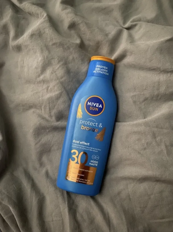 NIVEA SUN Protect & Bronze Zonnemelk - SPF 30 - Zonnebrand Melk - Met pro-melanine extract - Beschermt en ondersteunt een bruine kleur - 200 ml - review image