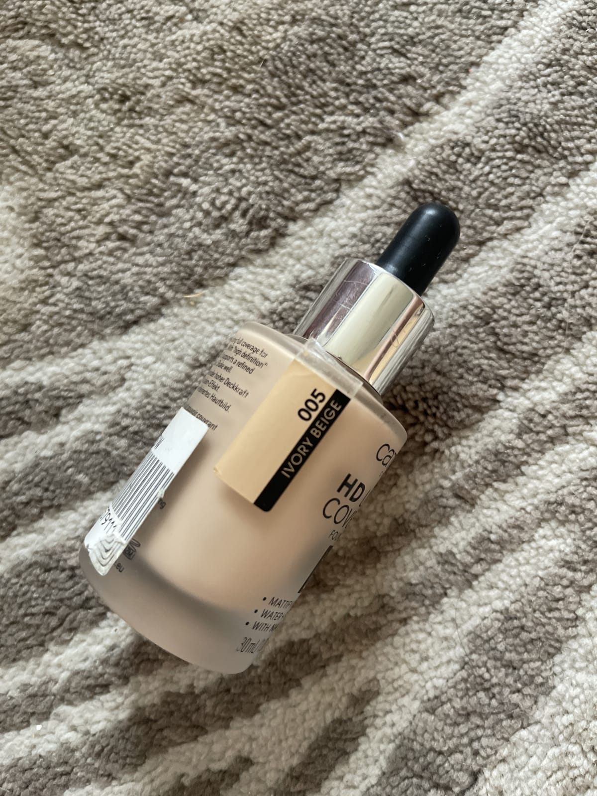 Catrice - HD Liquid Coverage Foundation 24H Mattifying Face Primer 010 Light Beige 30Ml - review image