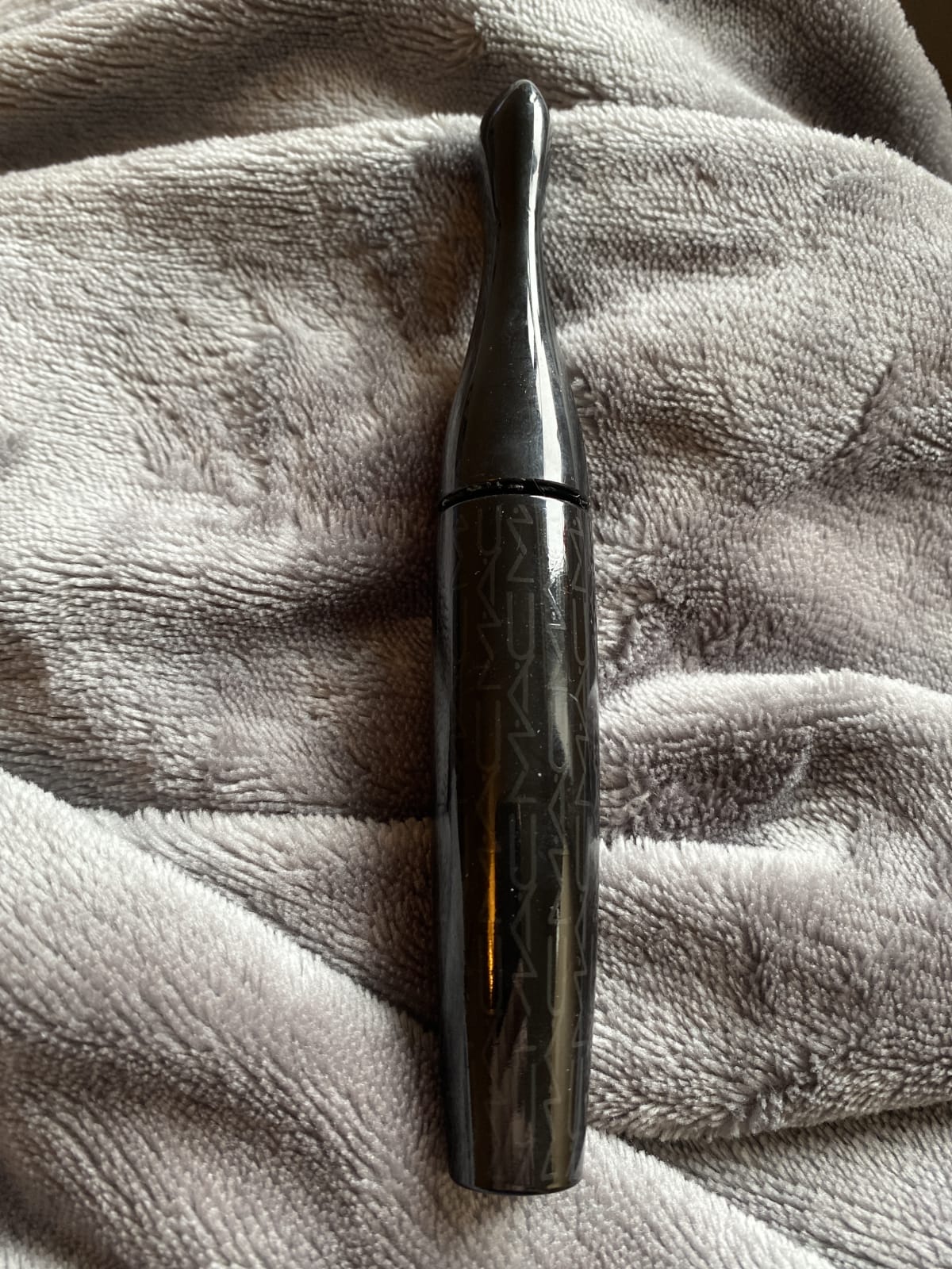 MAC Cosmetics In Extreme Dimension Mascara - Black Extreme - review image