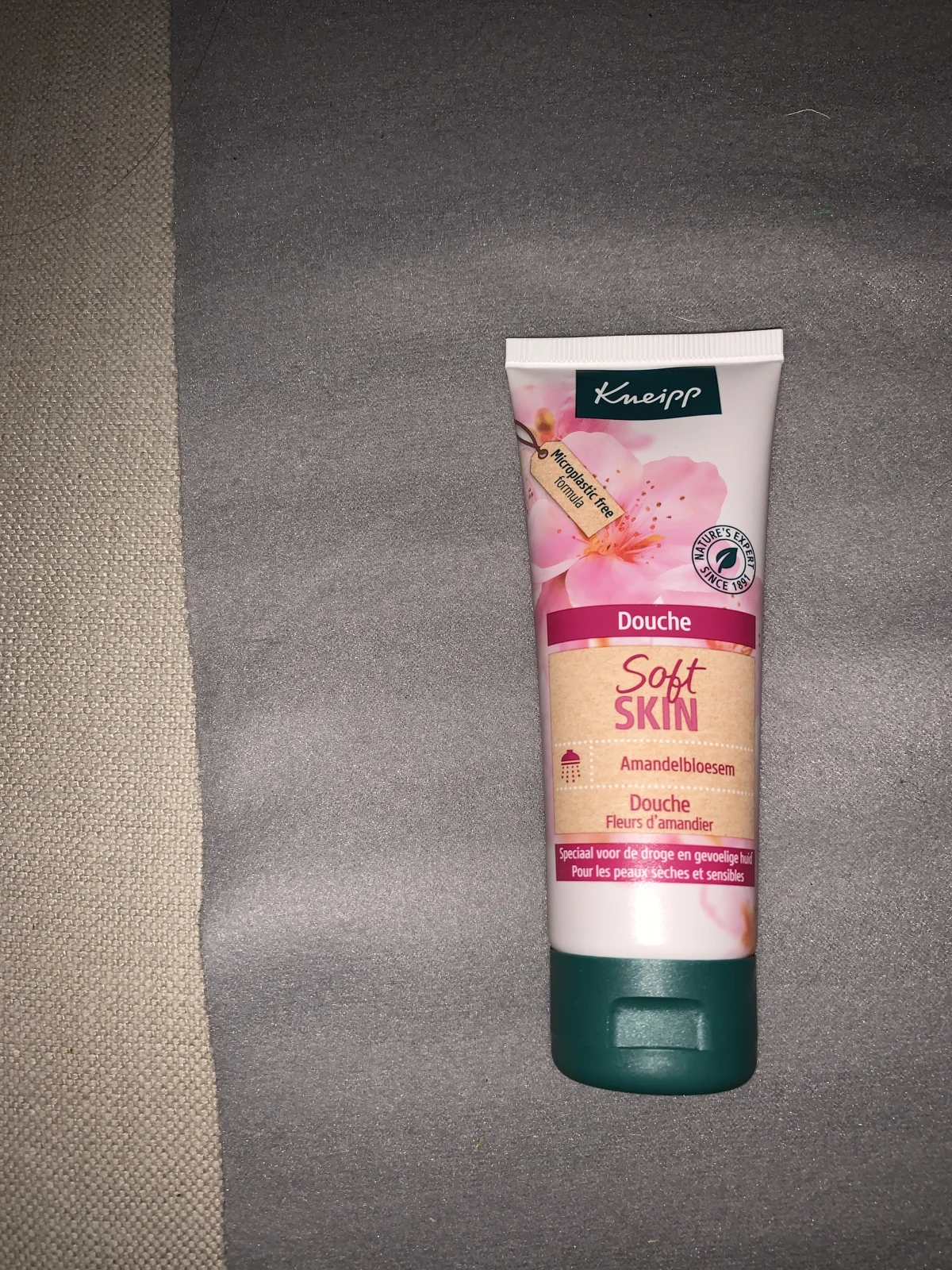 Kneipp Soft Skin - Softening body lotion - Amandelbloesem - Intensief hydraterend - Speciaal voor de gevoelige huid - Vegan - 1 st - 200 ml - review image