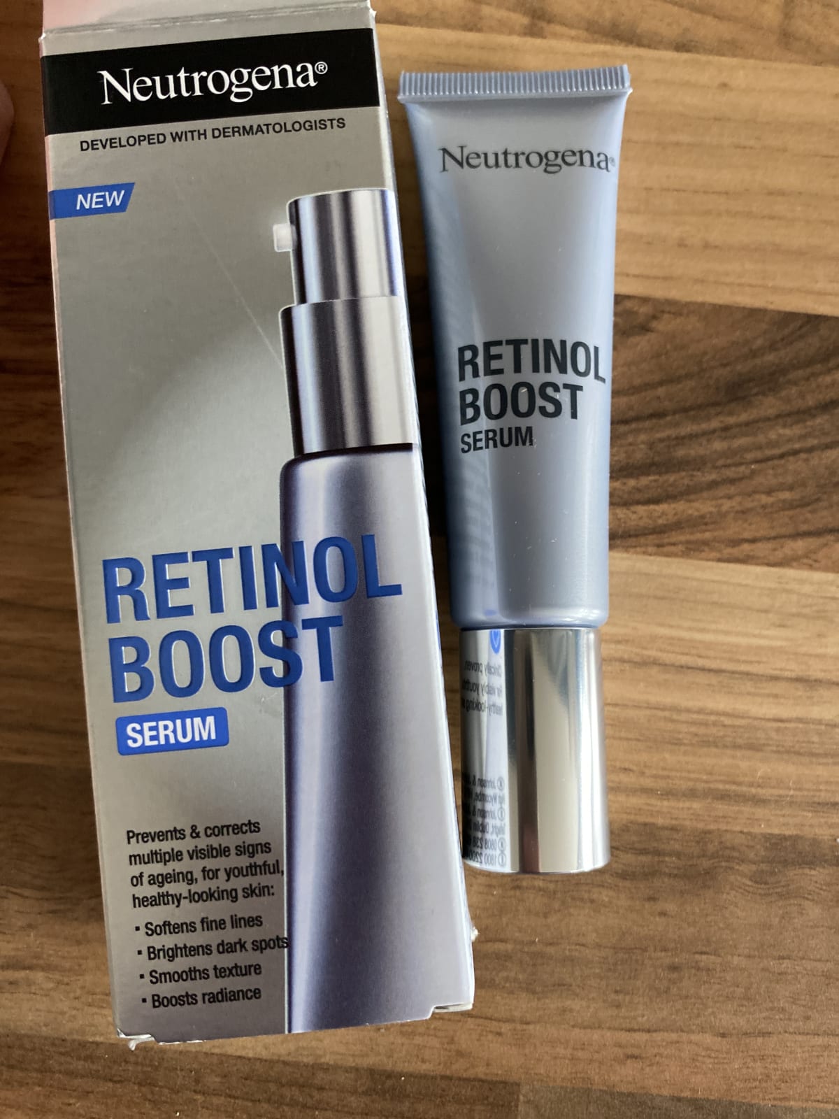 Neutrogena Retinol Boost Serum (30 ml), anti-veroudering gezichtsserum met Retinol, mirtebladextract en hyaluronzuur, gezichtsverzorgingsserum voor een jongere en gezond ogende huid - review image