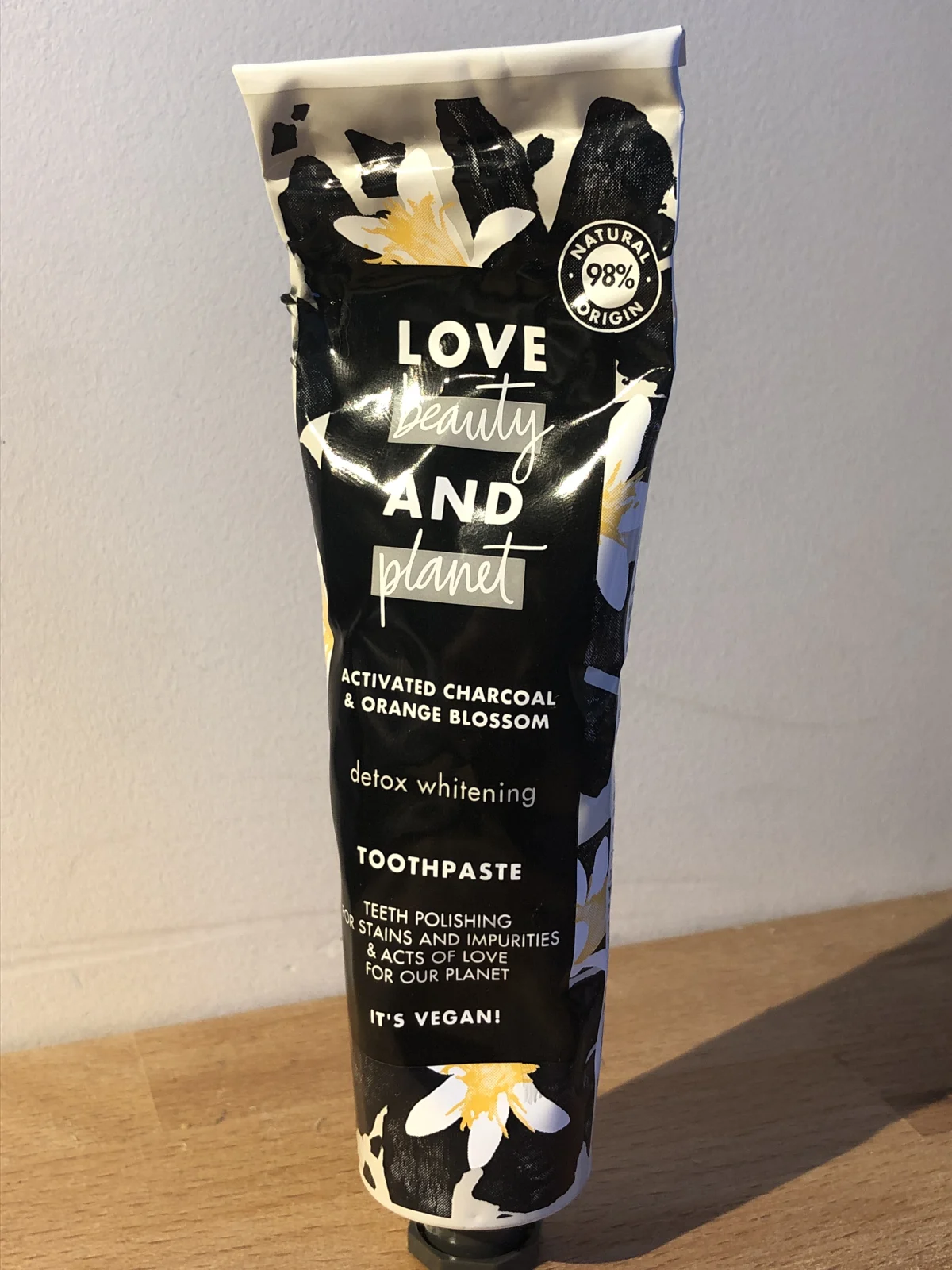 Activated Charcoal & Orange Blossom Detox Whitening Tandpasta - review image