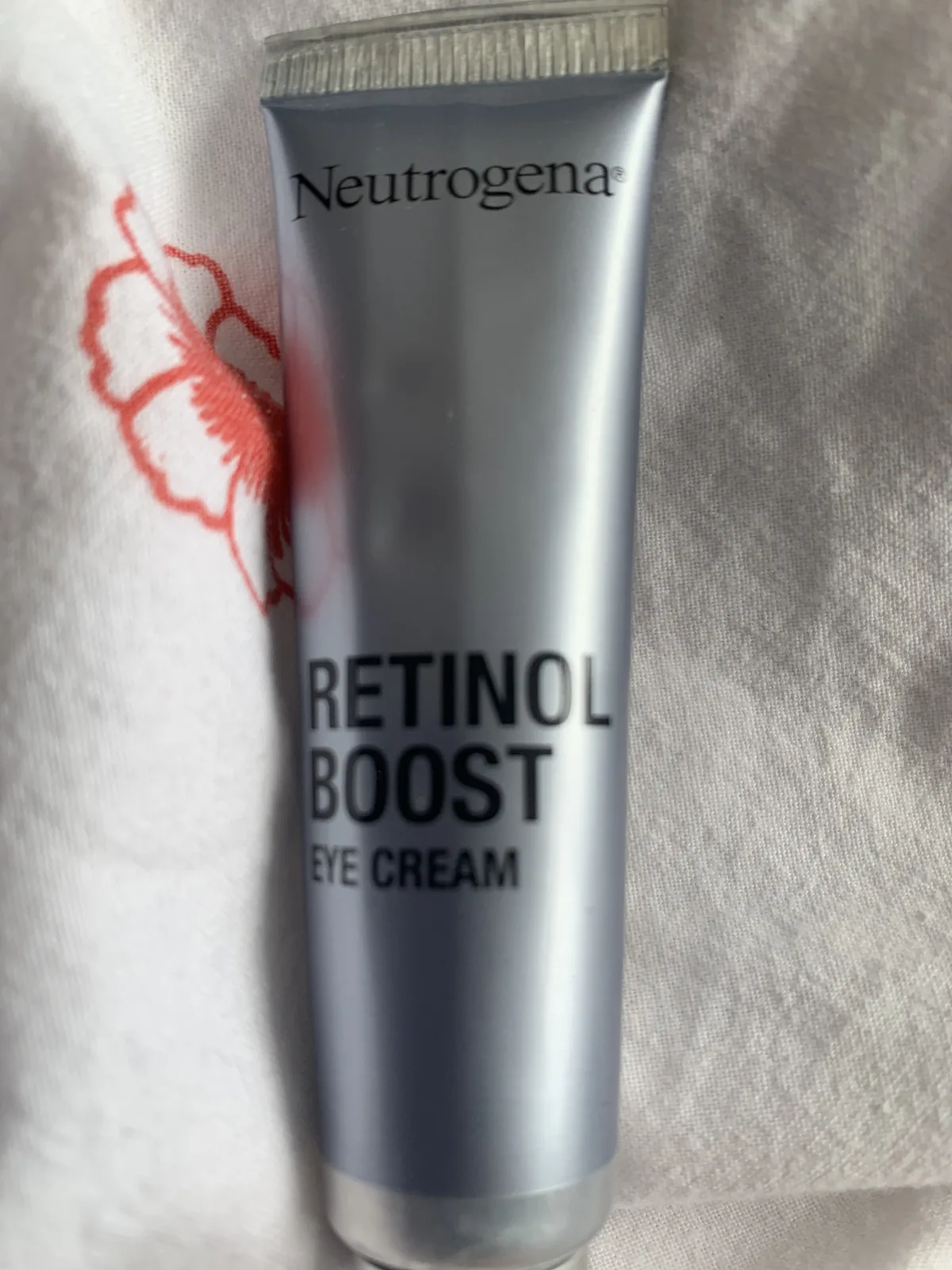 Neutrogena Retinol Boost Serum (30 ml), anti-veroudering gezichtsserum met Retinol, mirtebladextract en hyaluronzuur, gezichtsverzorgingsserum voor een jongere en gezond ogende huid - review image