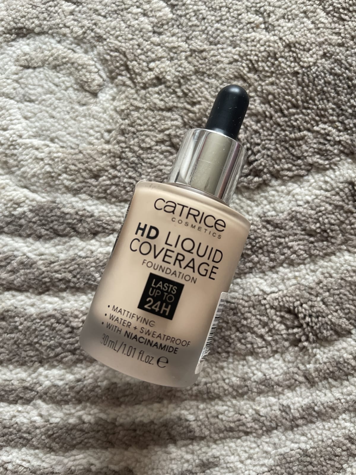 Catrice - HD Liquid Coverage Foundation 24H Mattifying Face Primer 010 Light Beige 30Ml - before review image