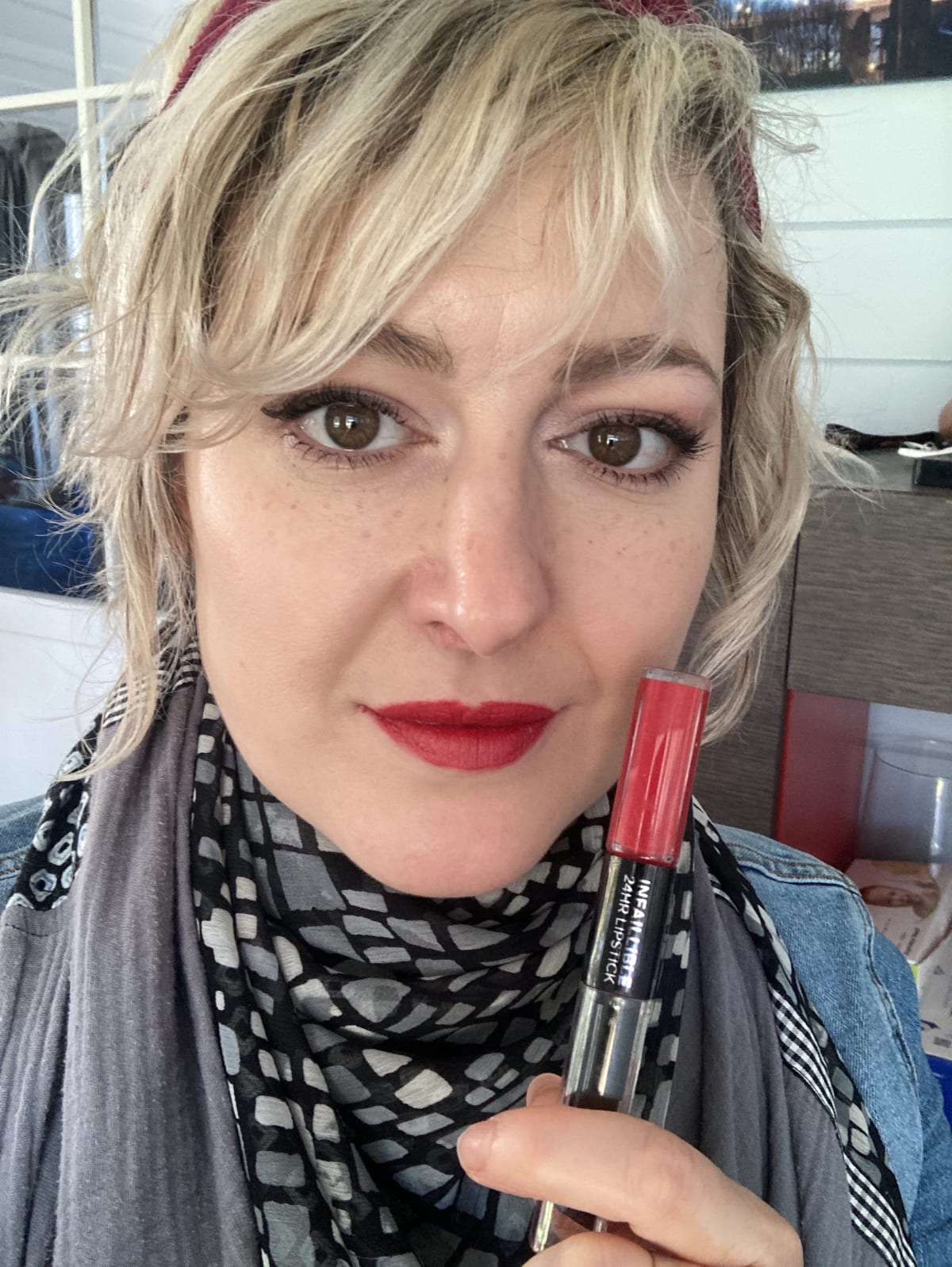 Vloeibare lippenstift L'Oreal Make Up Infaillible  24 uur Nº 502 Red to stay 5,7 g - review image